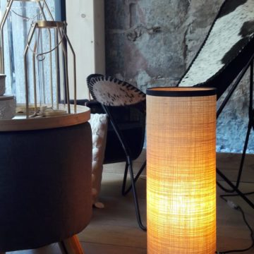 magasin luminaire lyon lampe totem rabane naturel tube abat jour decoration interieur rafia salon noir