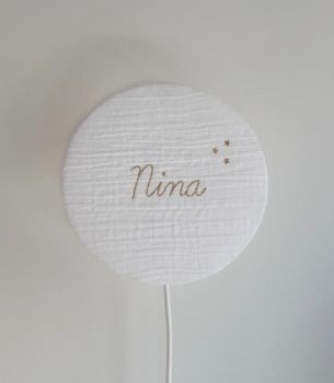 magasin luminaire lyon lampe tam tam à poser applique personnalisé prénom cadeau naissance decoration chambre enfant Nina