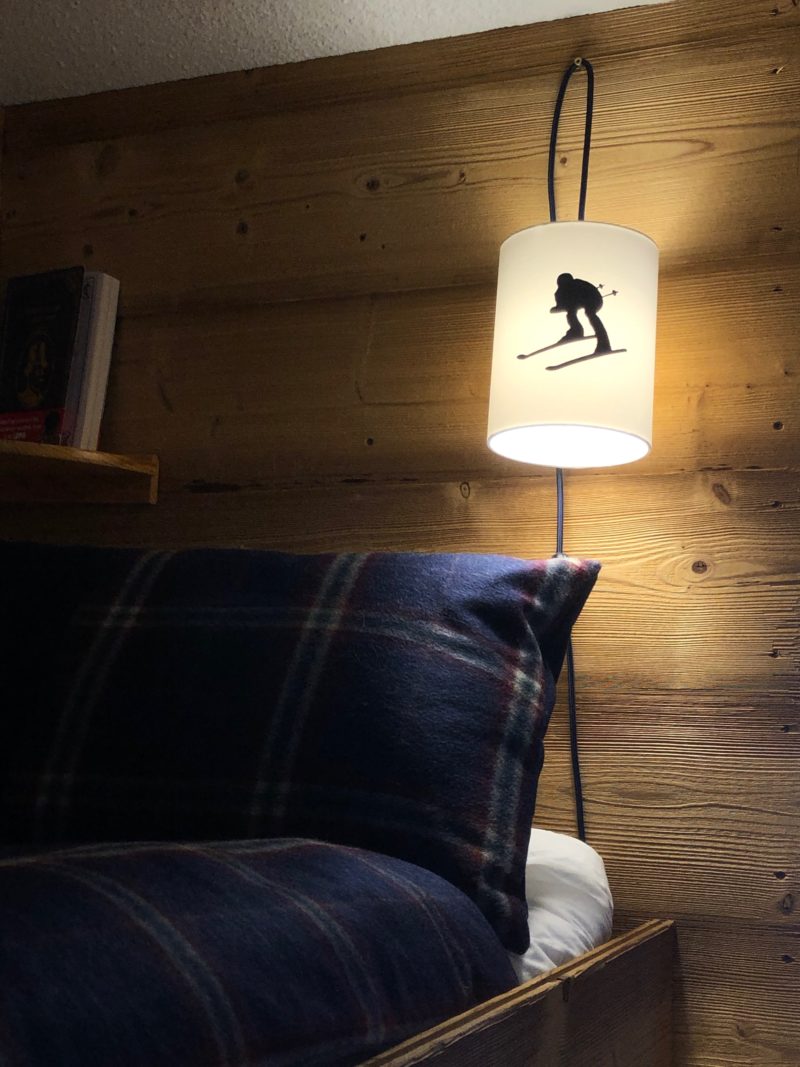 magasin luminaire lyon abat jour lampe chevet montagne decoration interieur chalet skieur noir
