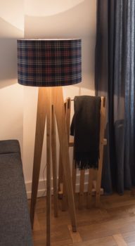 magasin luminaire lyon lampadaire chene abat jour ecossais decoration chalet montagne