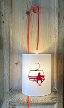 magasin luminaire lyon lampe baladeuse abat jour sur mesure montagne telesiege ski JC Dusse decoration interieur chalet rouge