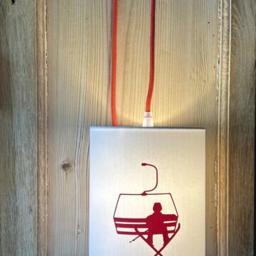 magasin luminaire lyon lampe baladeuse abat jour sur mesure montagne telesiege ski JC Dusse decoration interieur chalet rouge