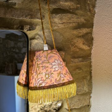 magasin luminaire lyon abat jour lampe baladeuse chevet conique sur mesure tissu indien rose deco interieur maison campagne chambre