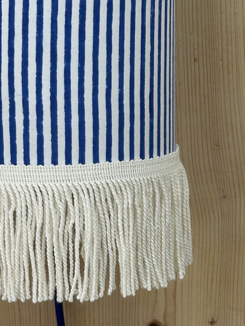 magasin luminaire lyon lampe abat jour decoration interieur chevet tissu bleues franges