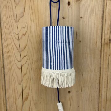 magasin luminaire lyon lampe abat jour decoration interieur chevet tissu rayures bleues franges