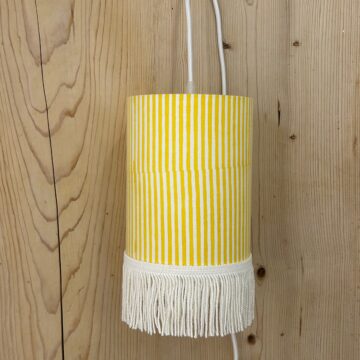 magasin luminaire lyon lampe abat jour decoration interieur chevet tissu rayures jaune franges