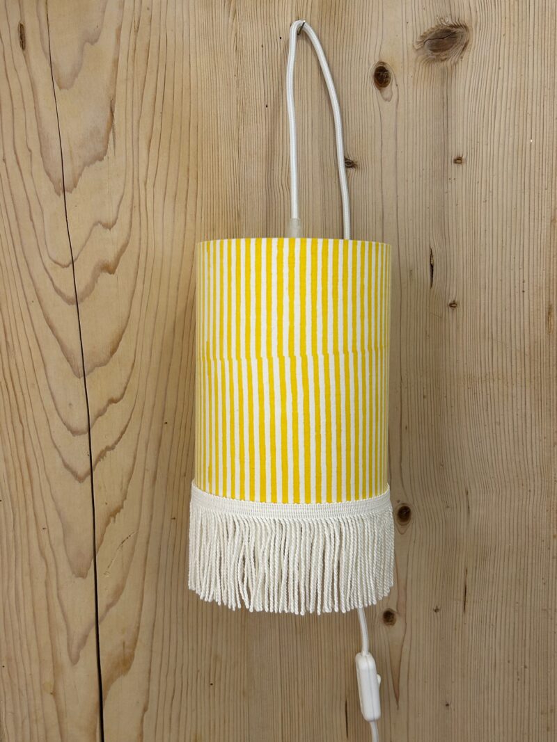 magasin luminaire lyon lampe abat jour decoration interieur chevet tissu rayures jaune franges