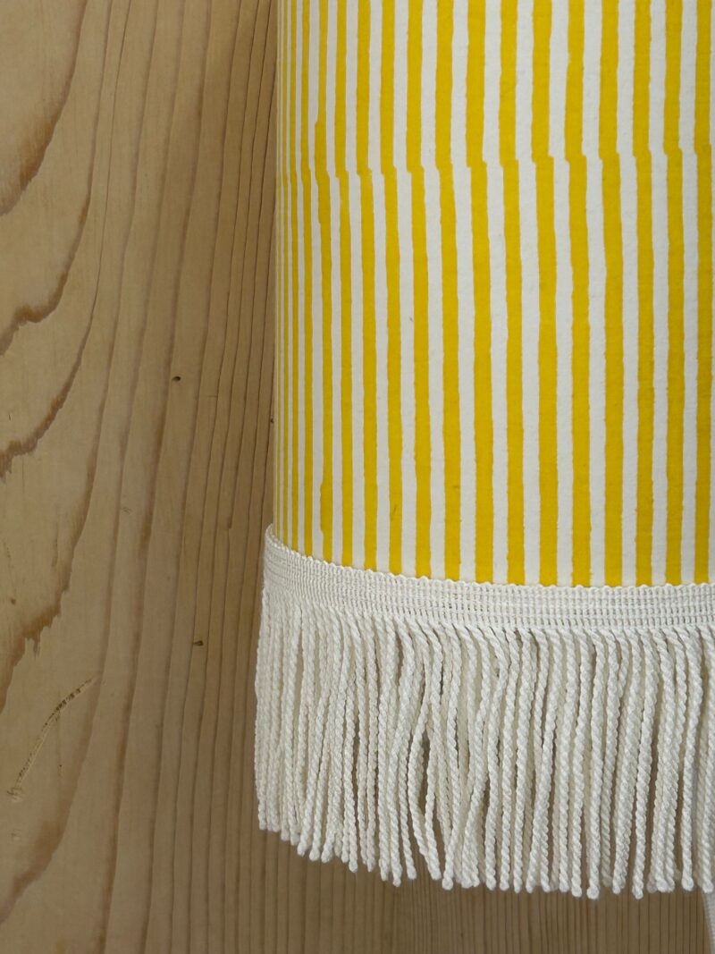 magasin luminaire lyon lampe abat jour decoration interieur chevet tissu rayures jaunes kaki franges