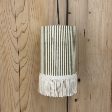 magasin luminaire lyon lampe abat jour decoration interieur chevet tissu rayures kaki franges