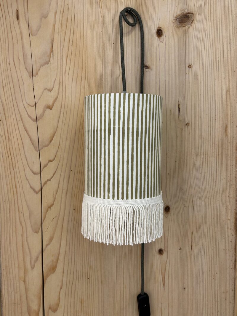 magasin luminaire lyon lampe abat jour decoration interieur chevet tissu rayures kaki franges