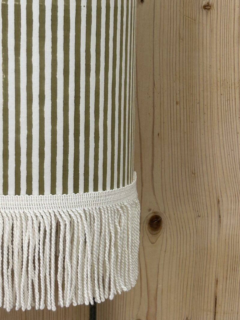 magasin luminaire lyon lampe abat jour decoration interieur chevet tissu rayures verte kaki franges