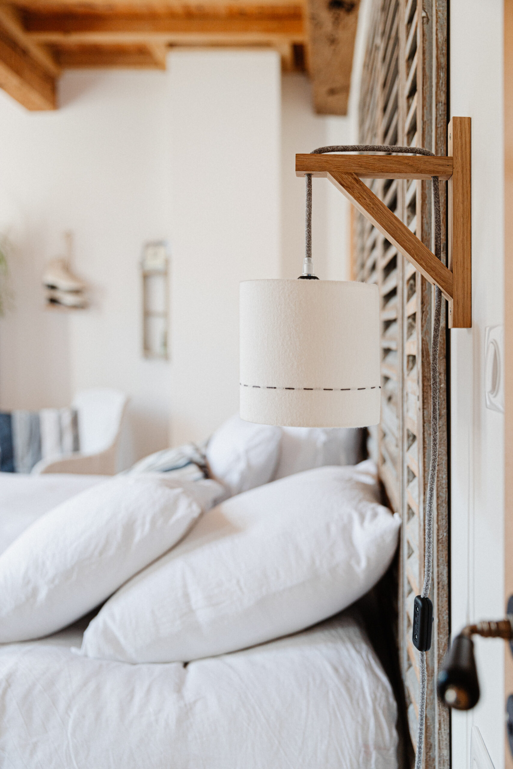 magasin luminaire lyon applique equerre murale abat jour lampe flanelle surpiqure grise decoration interieur chalet