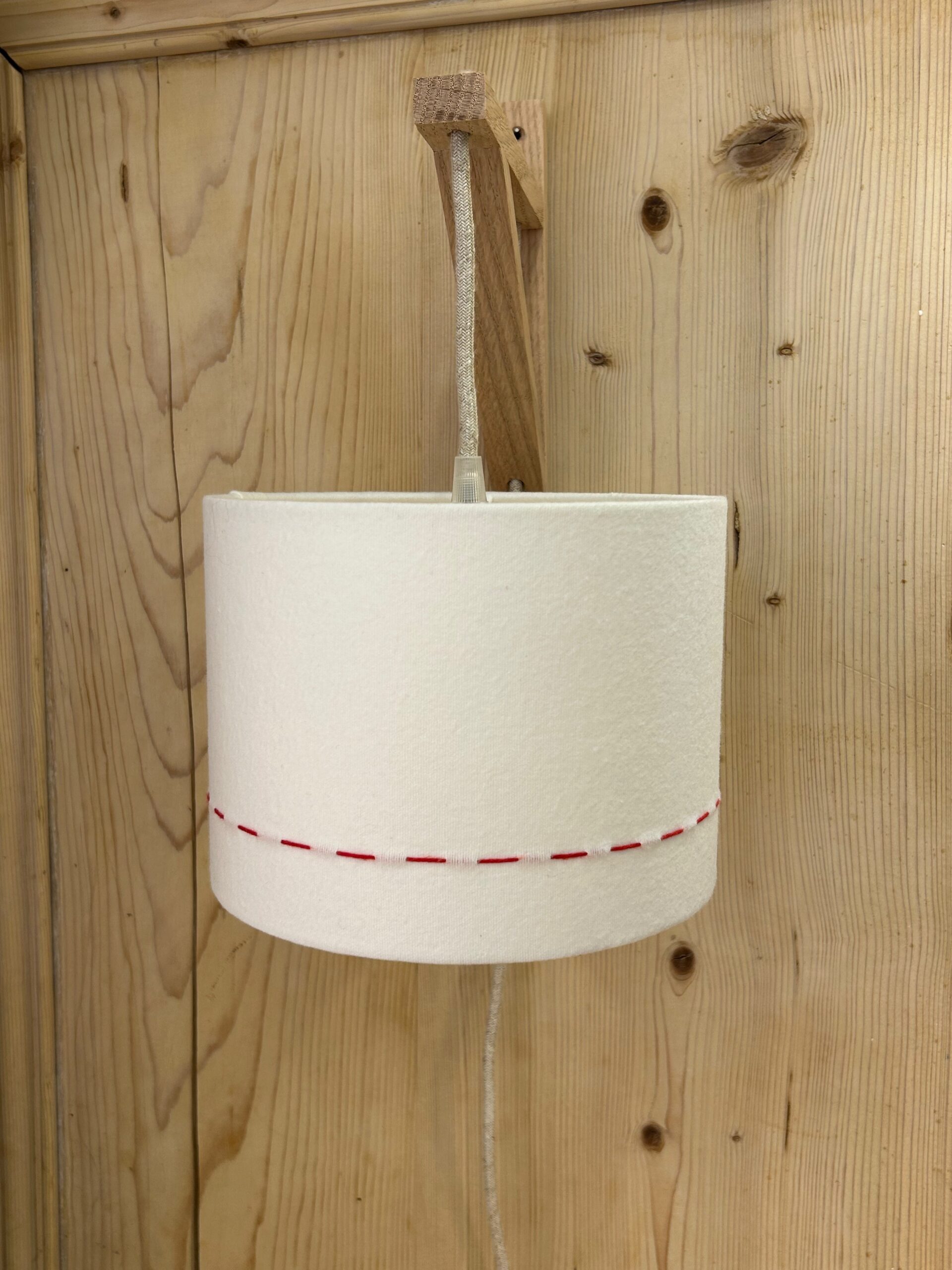 magasin luminaire lyon applique equerre murale flanelle surpiqure decoration interieur chalet montagne